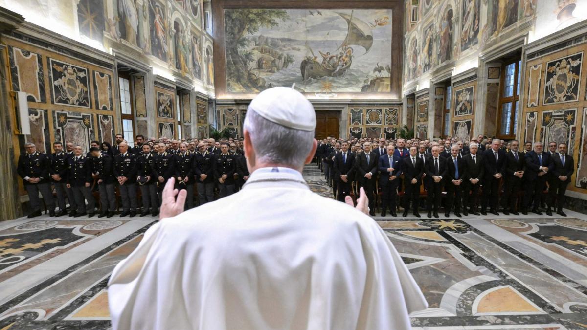 Papa Leon al XIV-lea fotografiat din spate la vatican in timpul unui eveniment la care sunt prezenti mai multi oficiali