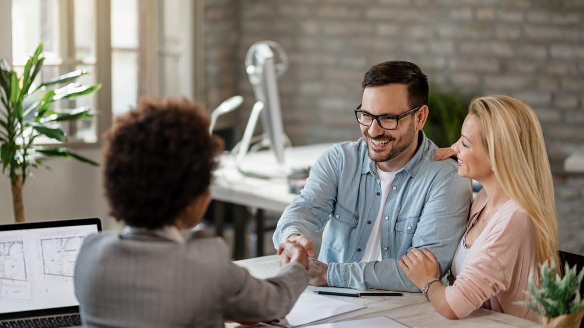 cuplu fericit la banca