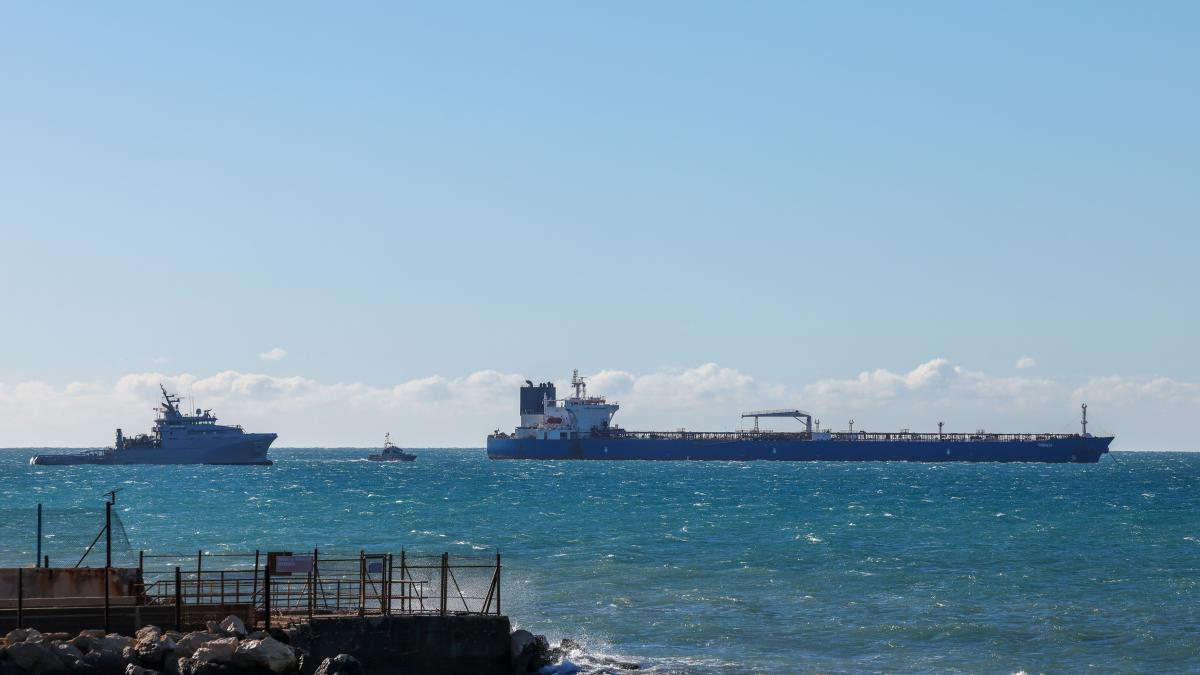 dupa ce i au vandut lui putin sute de petroliere vechi grecia si malta se opun cererii ue de interzicere a transporturilor navale ruse