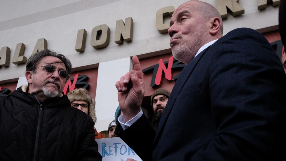 ministrul culturii filmat in timp ce i jigneste pe actorii de la teatrul national care i au cerut demisia prostia e mare