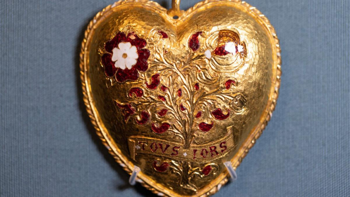 muzeul britanic pastreaza un pandantiv care i a apartinut lui henric al viii lea dupa donatii de 3 5 milioane de lire sterline
