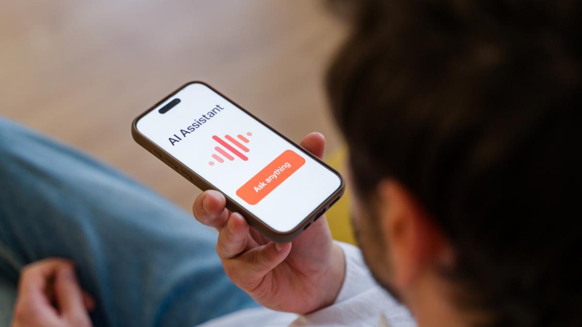 barbat tanar smartphone asistent ai chatbot