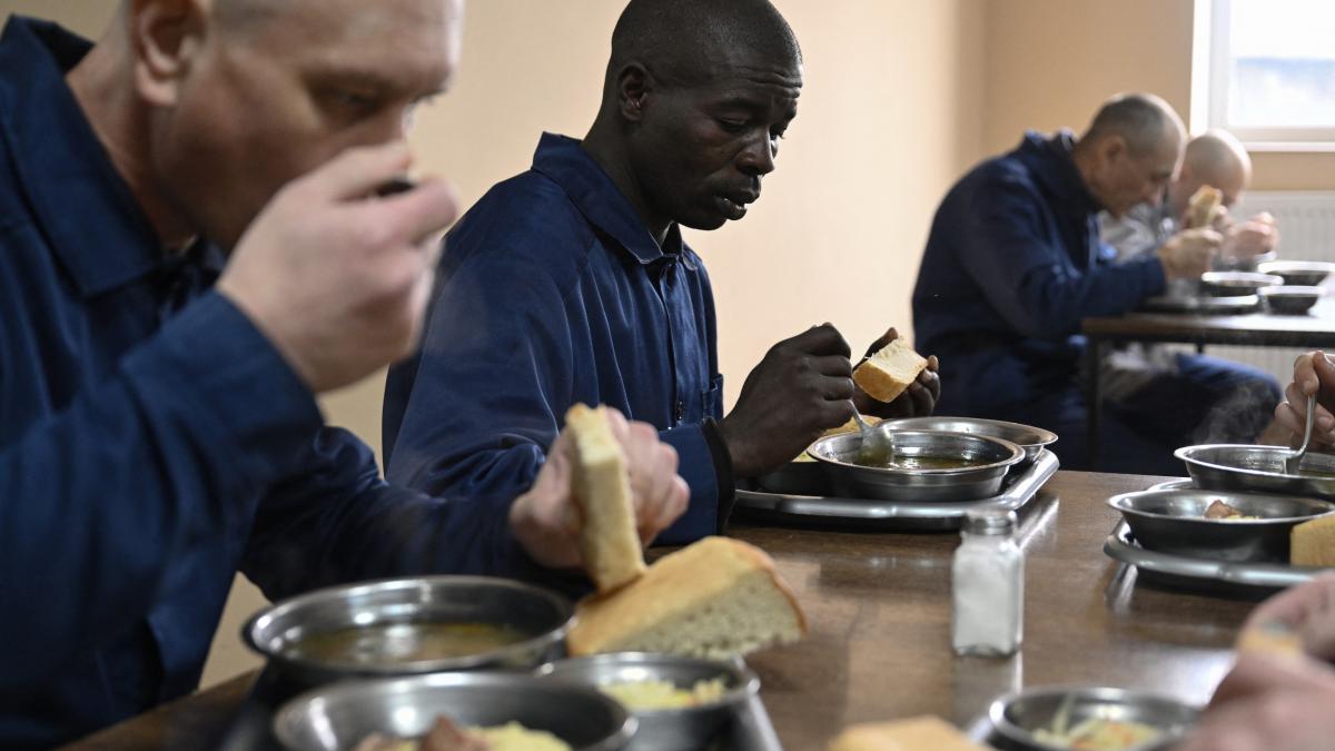 armata de africani a lui putin peste 1 400 de soldati din 35 de tari din africa sunt inrolati in fortele ruse care lupta in ucraina