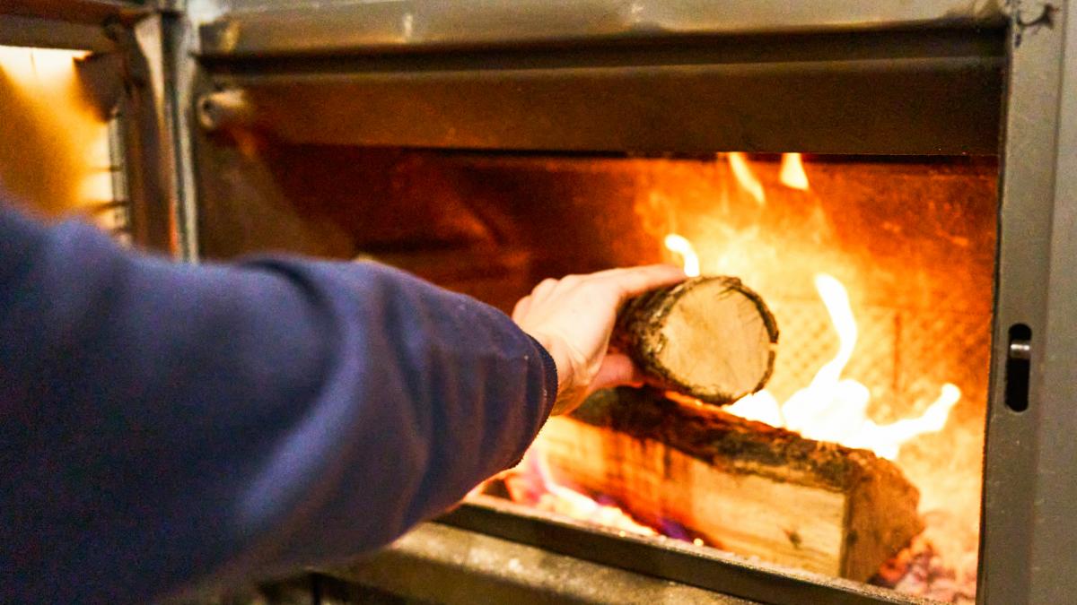 energia scumpa impinge gospodariile spre lemn de foc sustine aei chisalita fumul vine din pretul mare la electricitate si gaze