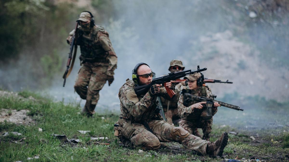 poza in care apar forțele armate ucrainene în timp ce se antrenează pe un teren de antrenament militar