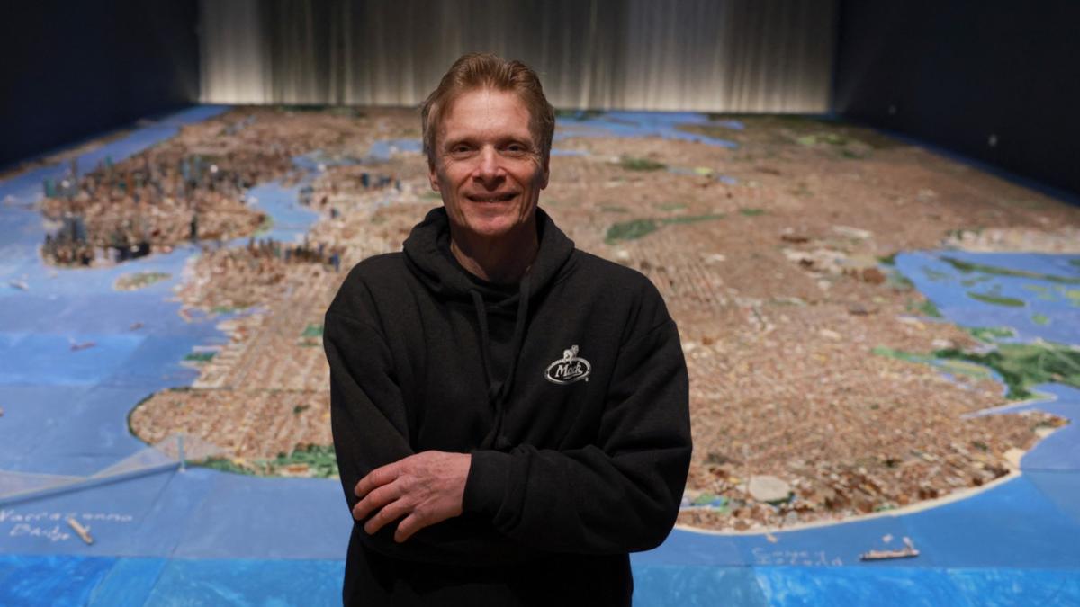 un sofer de tir a construit o macheta imensa a orasului new york in 21 de ani intr un subsol acum un muzeu expune little apple