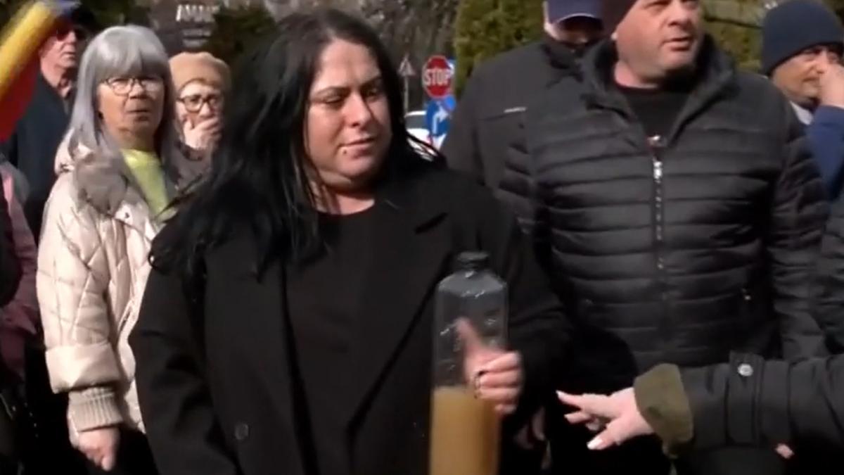 apa apa apa oamenii disperati din curtea de arges au iesit din nou la protest au adus sticle cu apa plina de mal de la robinet