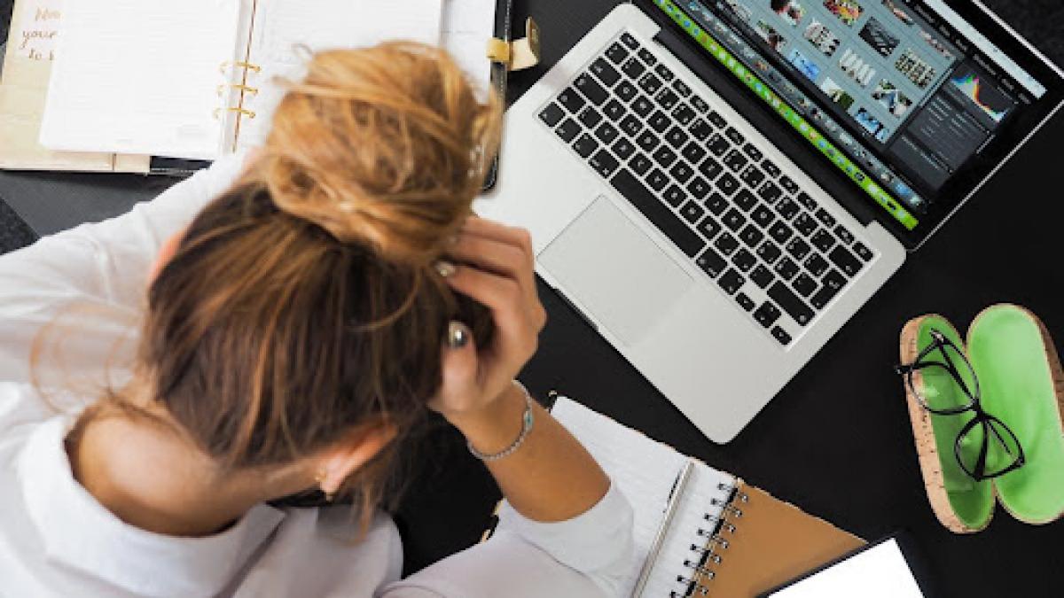 femeie obosita la birou