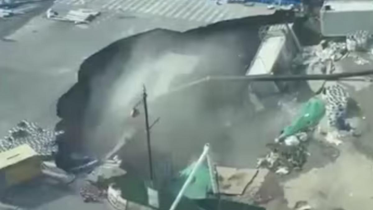 momentul dramatic in care un crater urias inghite un drum intens circulat din shanghai a fost surprins de camerele de supraveghere