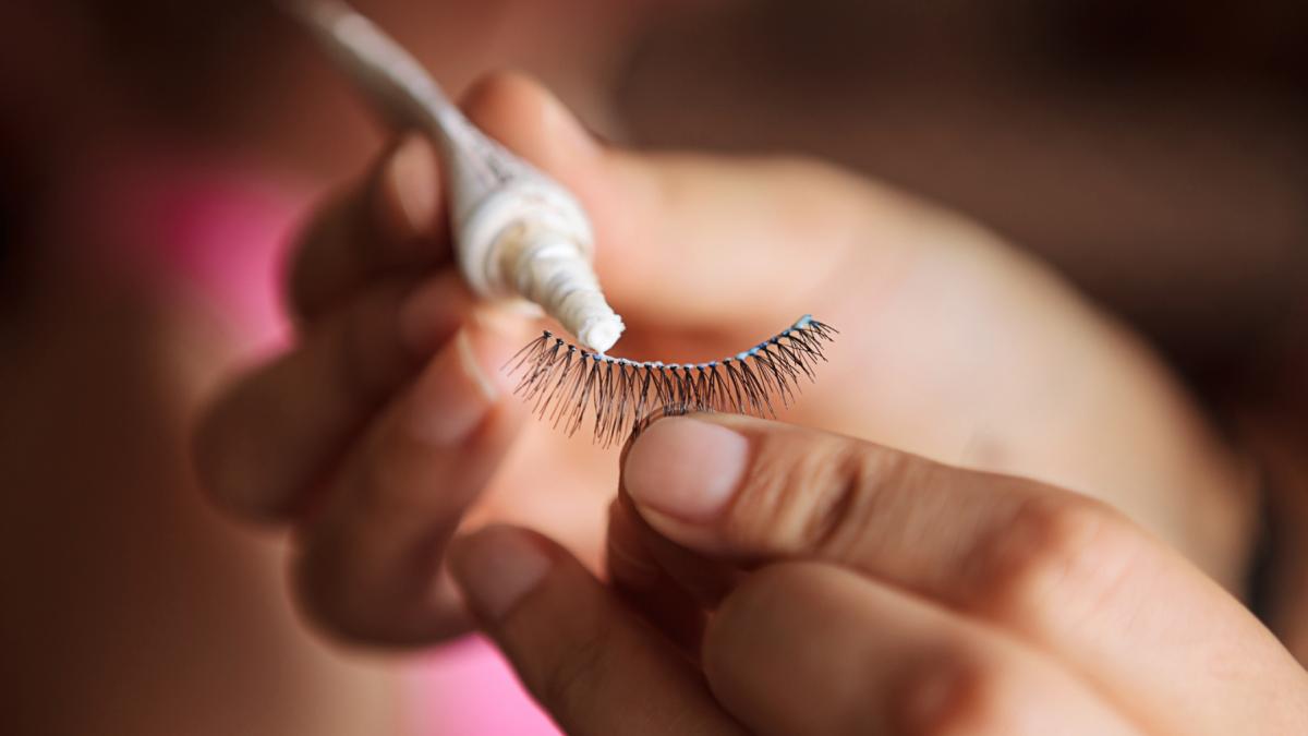 tot mai multe adolescente ajung la spital cu ochii rosii umflati si cu dureri puternice de vina ar fi lipiciul pentru gene false