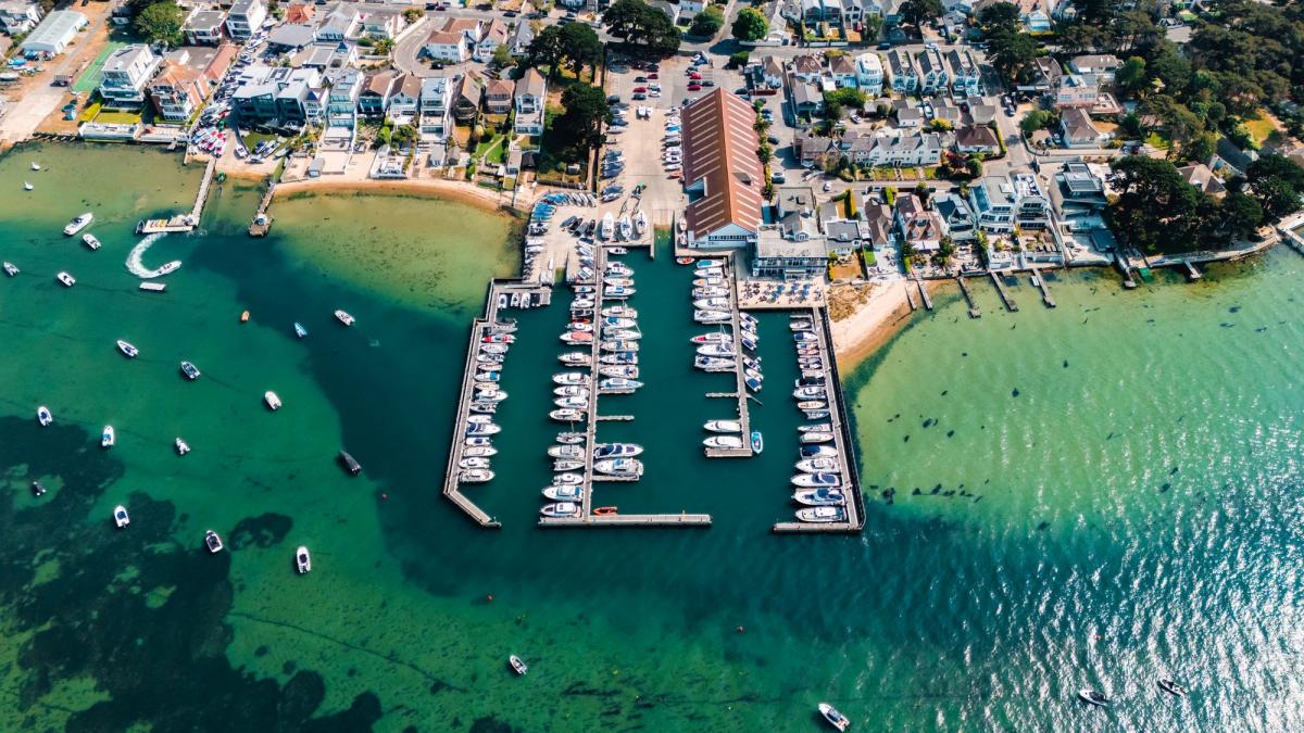 cartier la malul marii vazut de sus