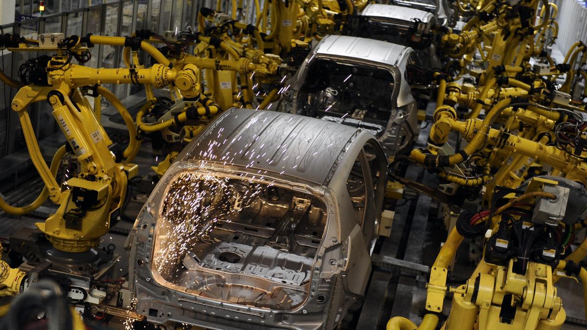 ministrul economiei anunta concedieri si restructurari in it si auto in urmatorii doi ani nu vom putea opri anumite fenomene