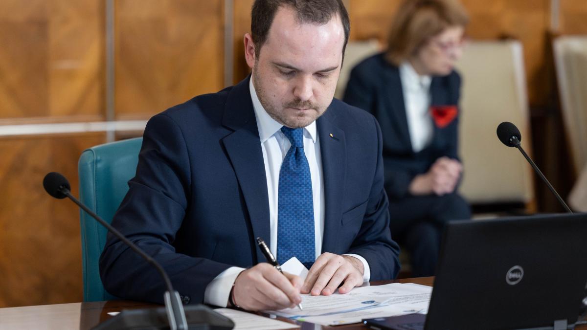 ministrul rogobete vrea ca medicii care lucreaza la stat dar se duc la cabinetele din privat in timpul programului sa fie dati afara