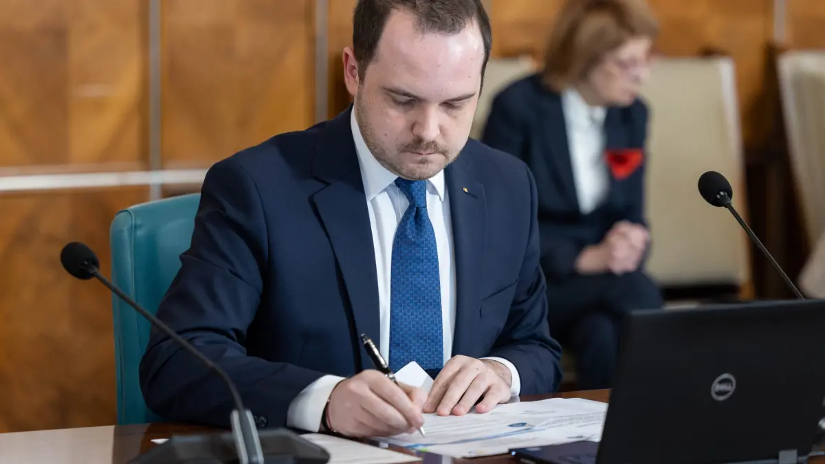 ministrul rogobete vrea ca medicii care lucreaza la stat dar se duc la cabinetele din privat in timpul programului sa fie dati afara