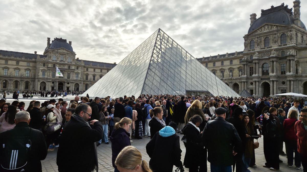 noi probleme la muzeul luvru a fost descoperita o escrocherie de 10 milioane de euro cu bilete de intrare refolosite