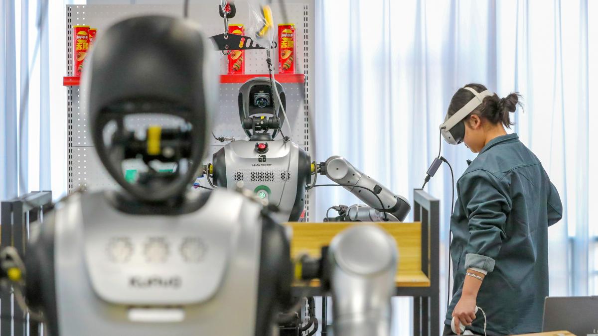 bomba demografica in china raspunsul beijingului la scaderea natalitatii tarii cat mai multi roboti