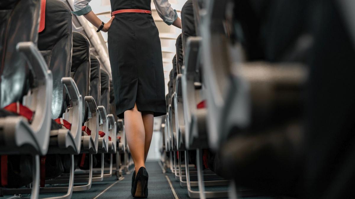 cum s a indragostit o stewardesa de un pasager chiar dupa un moment stanjenitor in avion acum sunt casatoriti