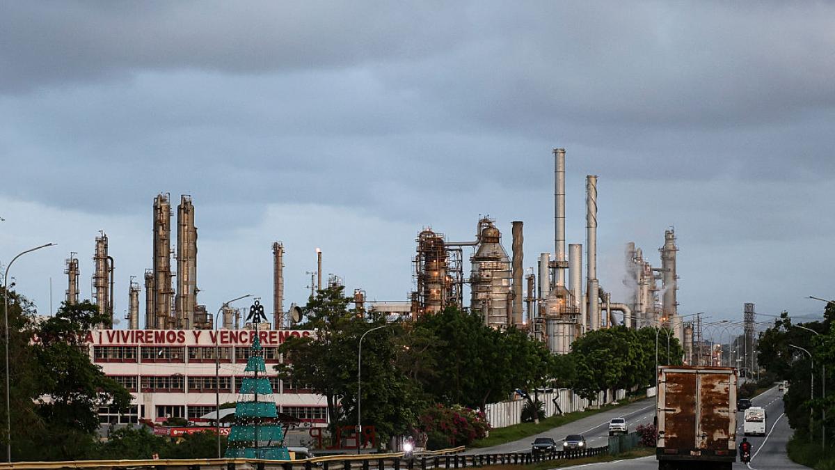 sua a autorizat gigantii petrolieri car vor putea relua operatiunile in venezuela embargoul e practic incheiat