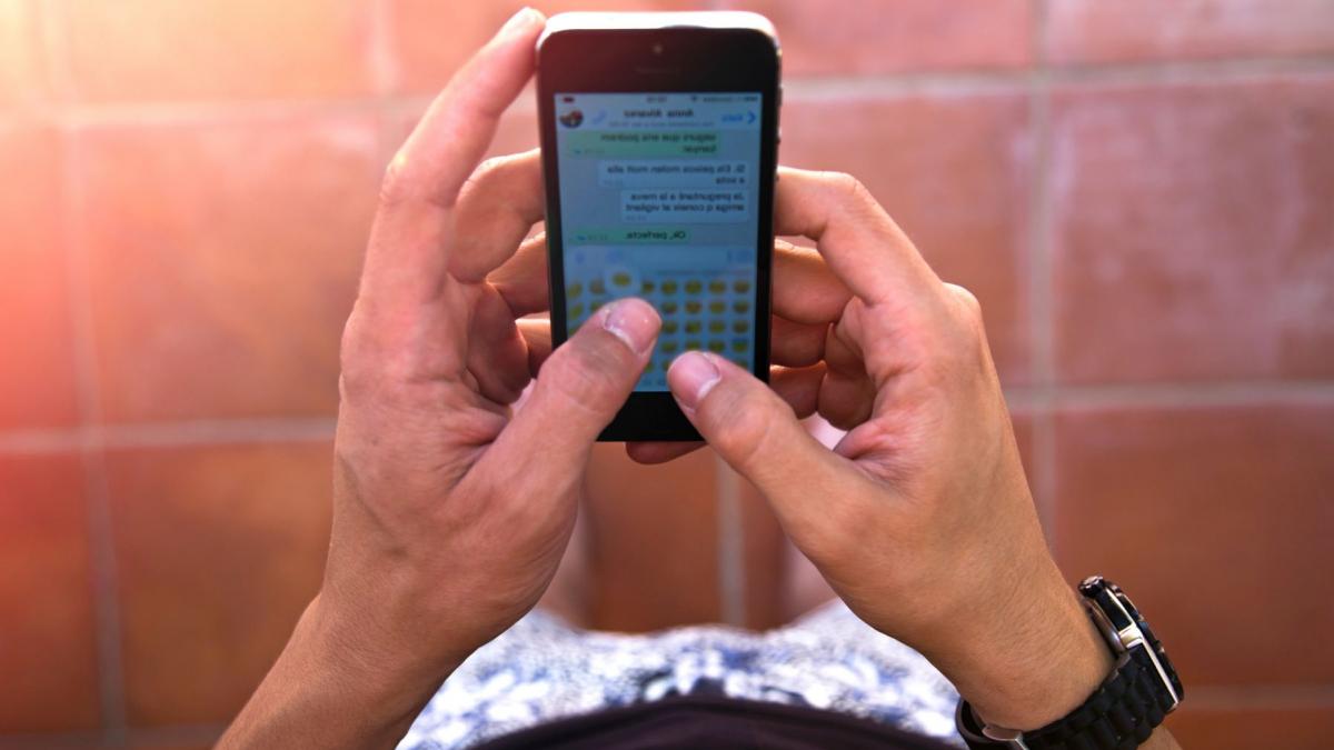 barbat care trimite un emoticon pe whatsapp