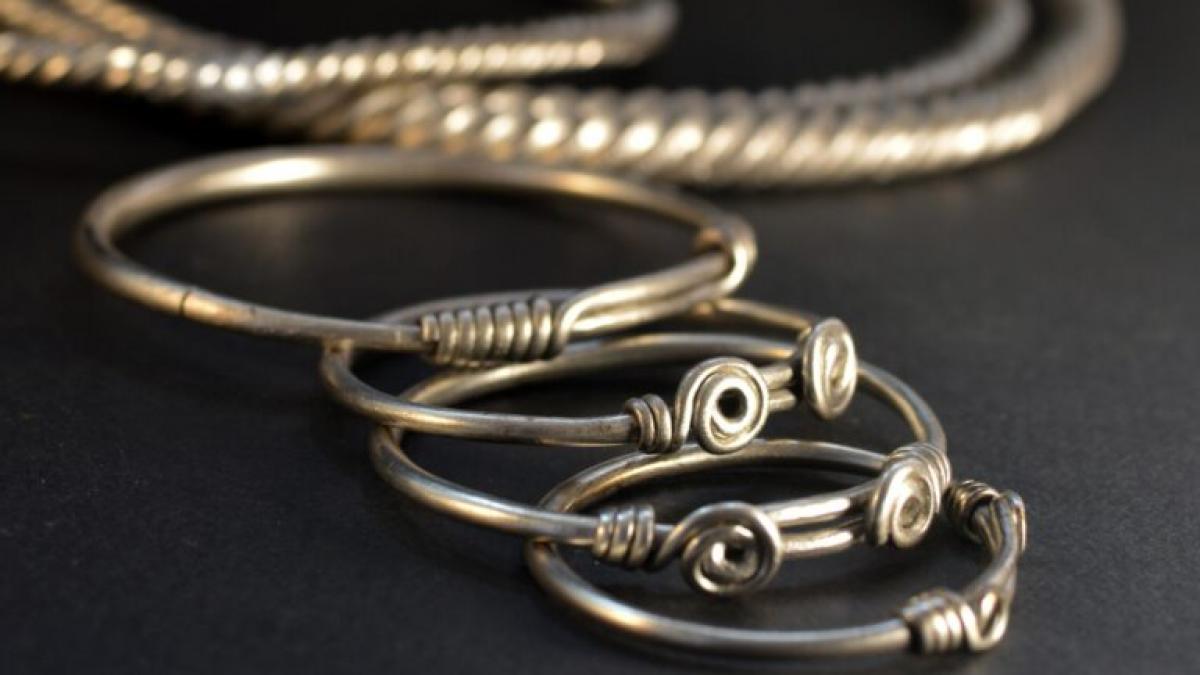 comori descoperite in romania cu detectorul de metale 18 artefacte de mare valoare sunt expuse la mures