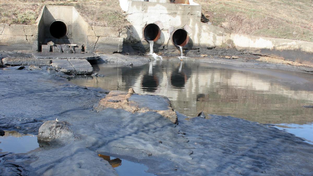 scandalul deversarilor din comuna corbeni dejectiile ajung in panza freatica alina gorghiu cere demisia prefectului de arges