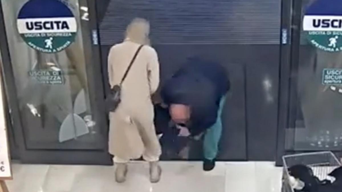 barbat si femeia intr un magazin