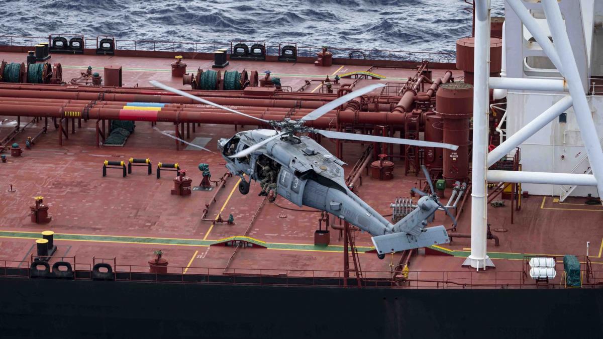 sua au mai sechestrat un petrolier in oceanul indian imagini cu trupe speciale americane care debarca la bordul navei