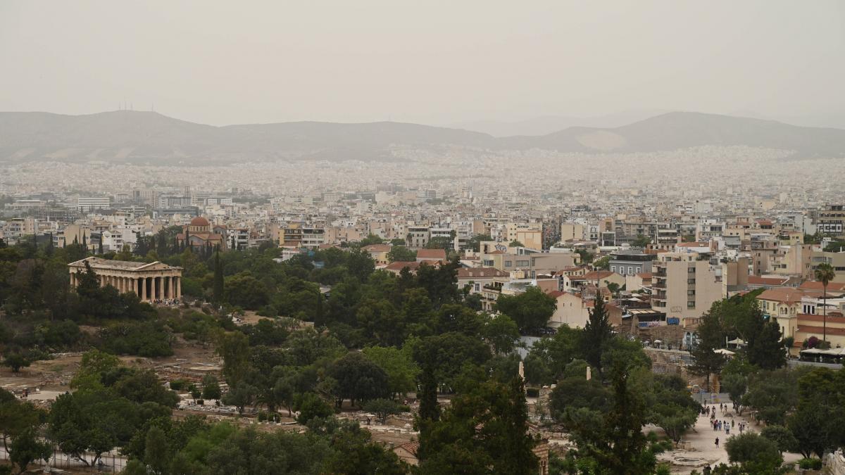 un val de praf saharian a acoperit cerul atenei va ajunge si in romania