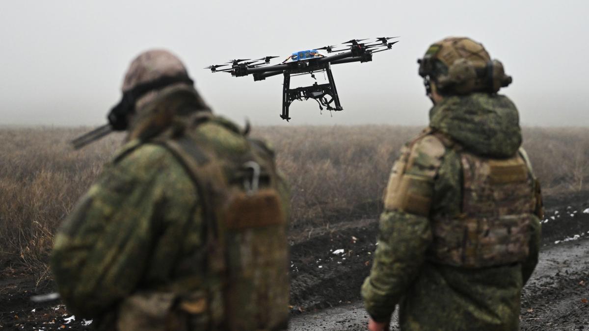 soldati ucraineni lanseaza o drona pe front