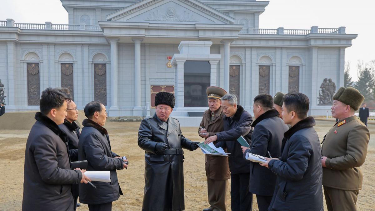 moscova si ar fi impartasit tehnologia militara cu phenianul inclusiv un submarin nuclear avertizeaza expertii