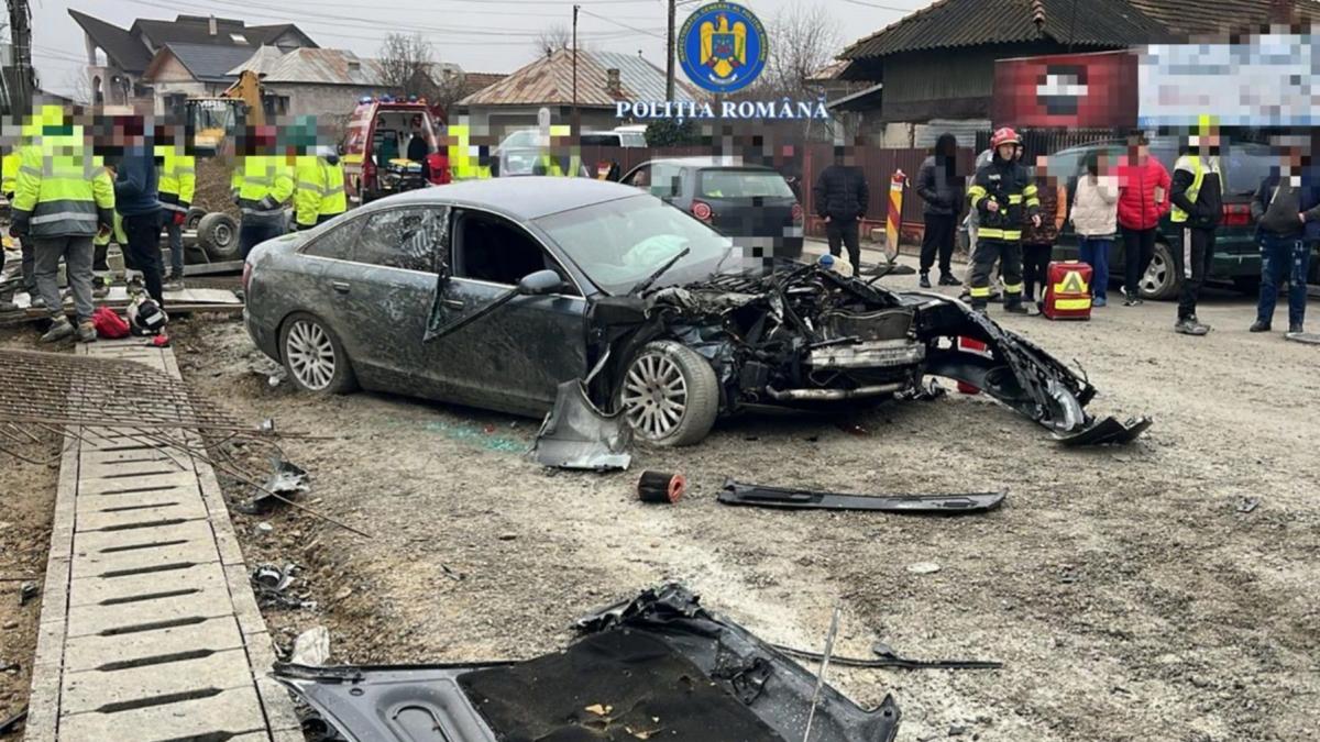 un tanar sofer cu permisul anulat nu a oprit la semnalul politistilor apoi a lovit un excavator o semiremorca si a ranit un nepalez