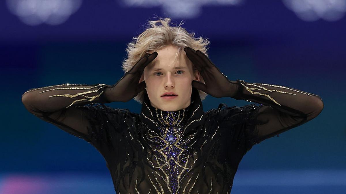 patinator cu mainile la cap