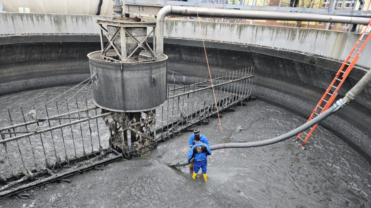 brasovenii au asediat si blocat statia de epurare a orasului cu servetele umede apel la locuitori nu mai aruncati in toaleta