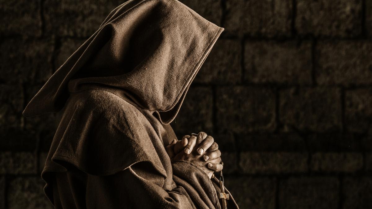 calugarii catolici sunt indemnati sa renunte la netflix si la retelele sociale devin experti in filme in loc sa il caute pe dumnezeu