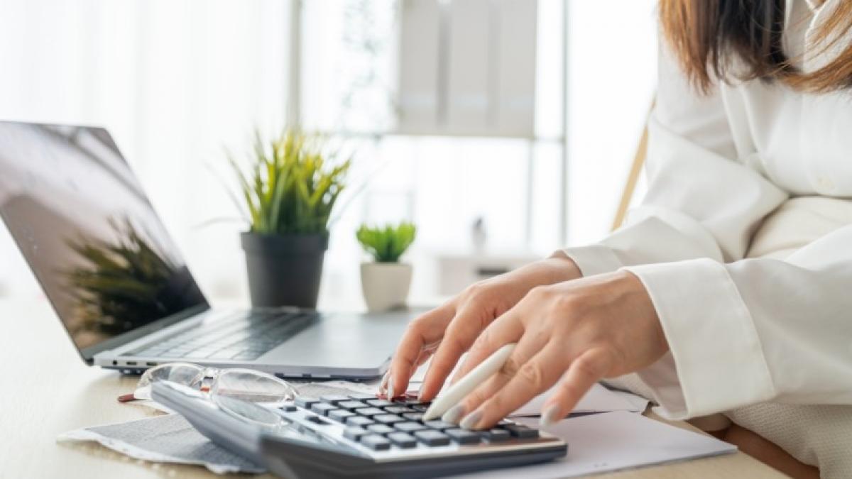 femeie folosind un calculator