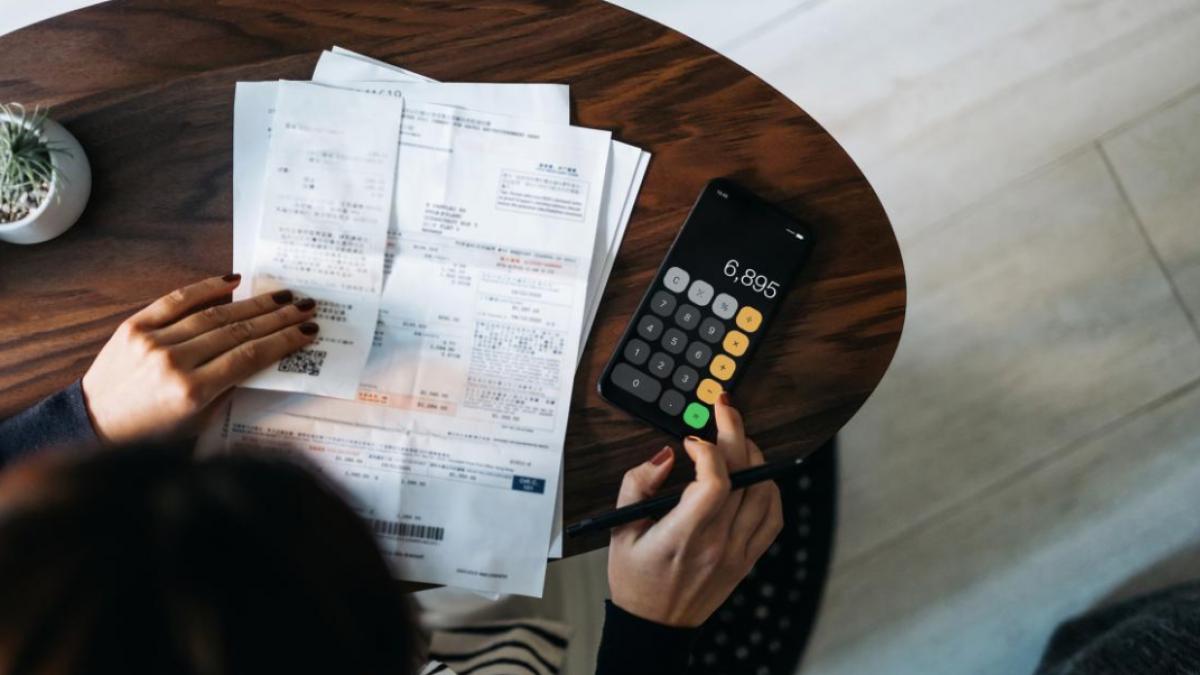 o persoana face calcule cu chitante pe masa