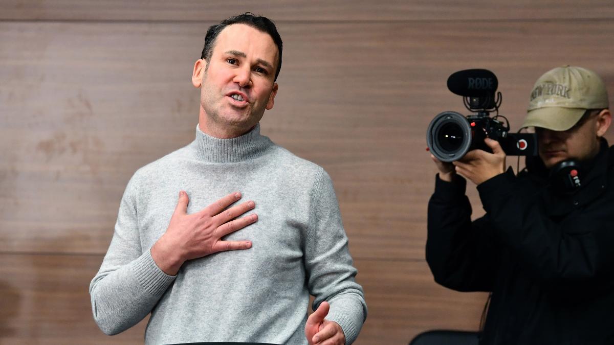 robert negoita cu mana la piept