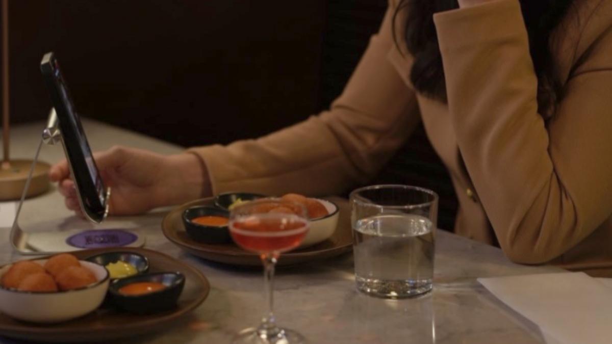 mese pentru doi cu un singur om prima cafeanea din lume unde iesi la intalnire cu un companion ai a fost inaugurata in new york