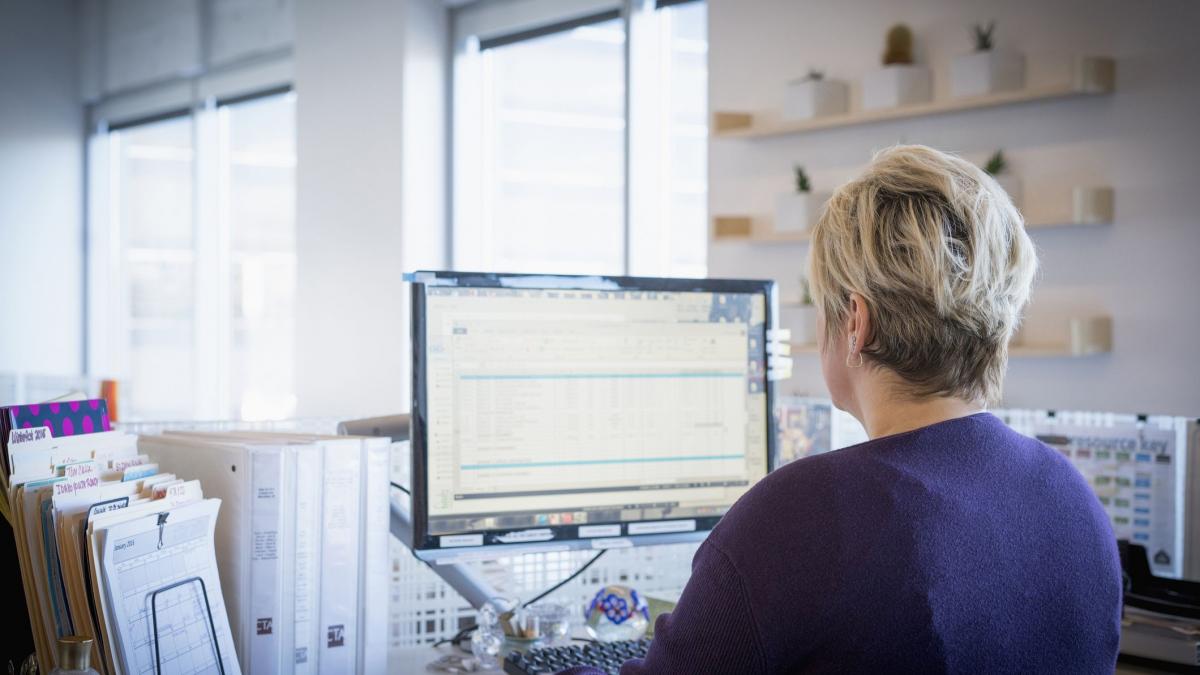 o femeie care astepta de ani o promovare a aflat ca firma i a dat postul unei tinere de 25 de ani apoi i s a spus sa o instruiasca