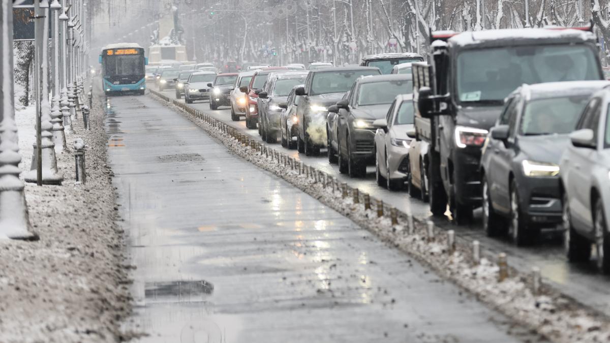 circulatie rutiera iarna ninsoare bucuresti trafic masini