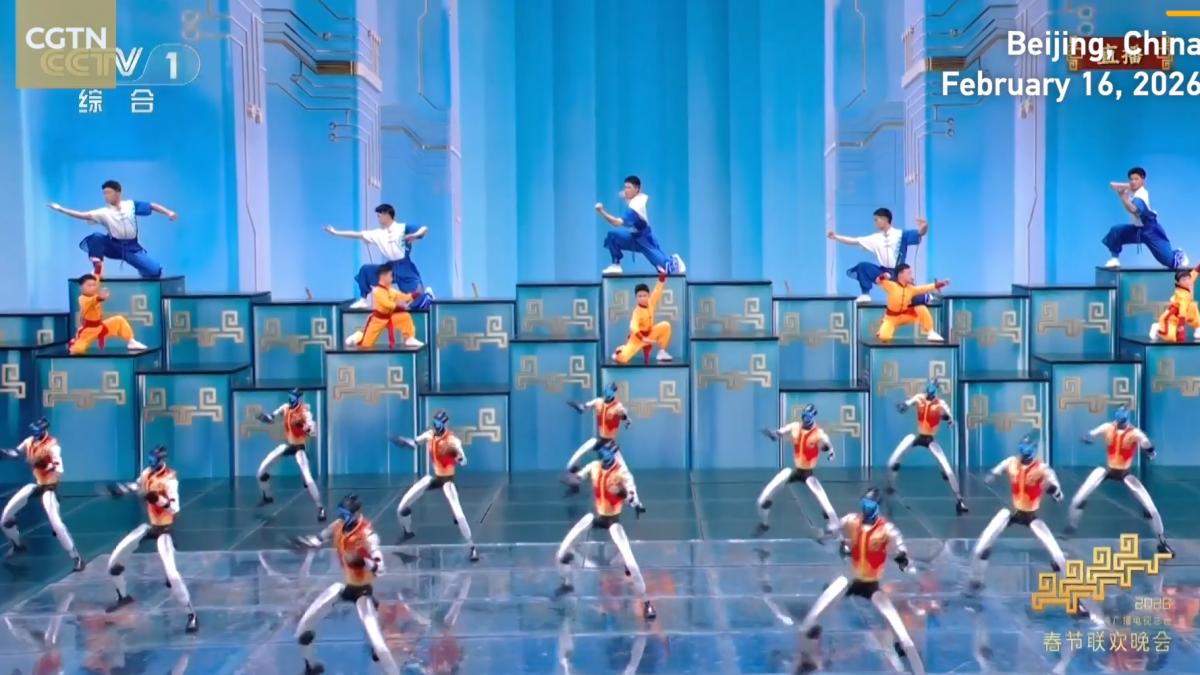 reprezentatie de arte martiale cu roboti umanoizi alaturi de maestri kung fu la festivalul primaverii imagini inedite din china