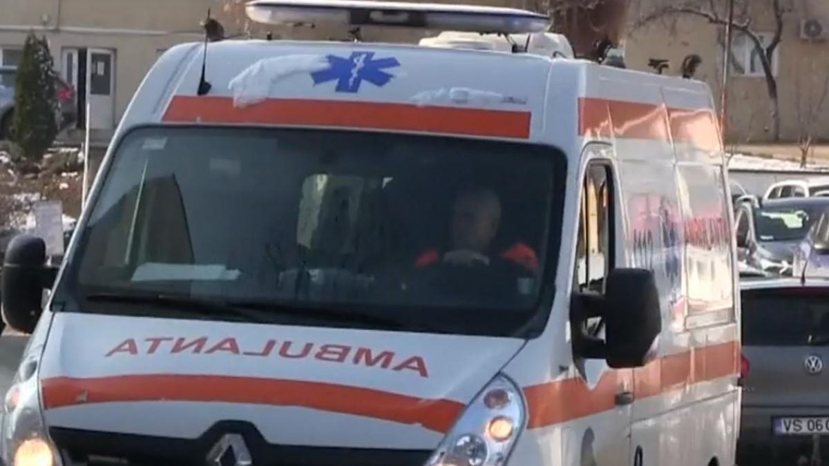 poza in care apare o ambulanta pe o strada din Vaslui