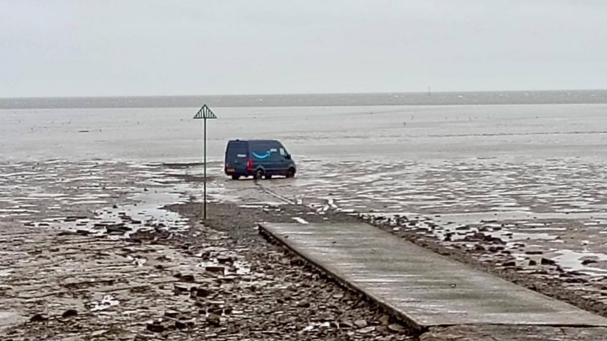 un sofer a ajuns cu masina in mare urmarind indicatiile gps pentru a livra un colet