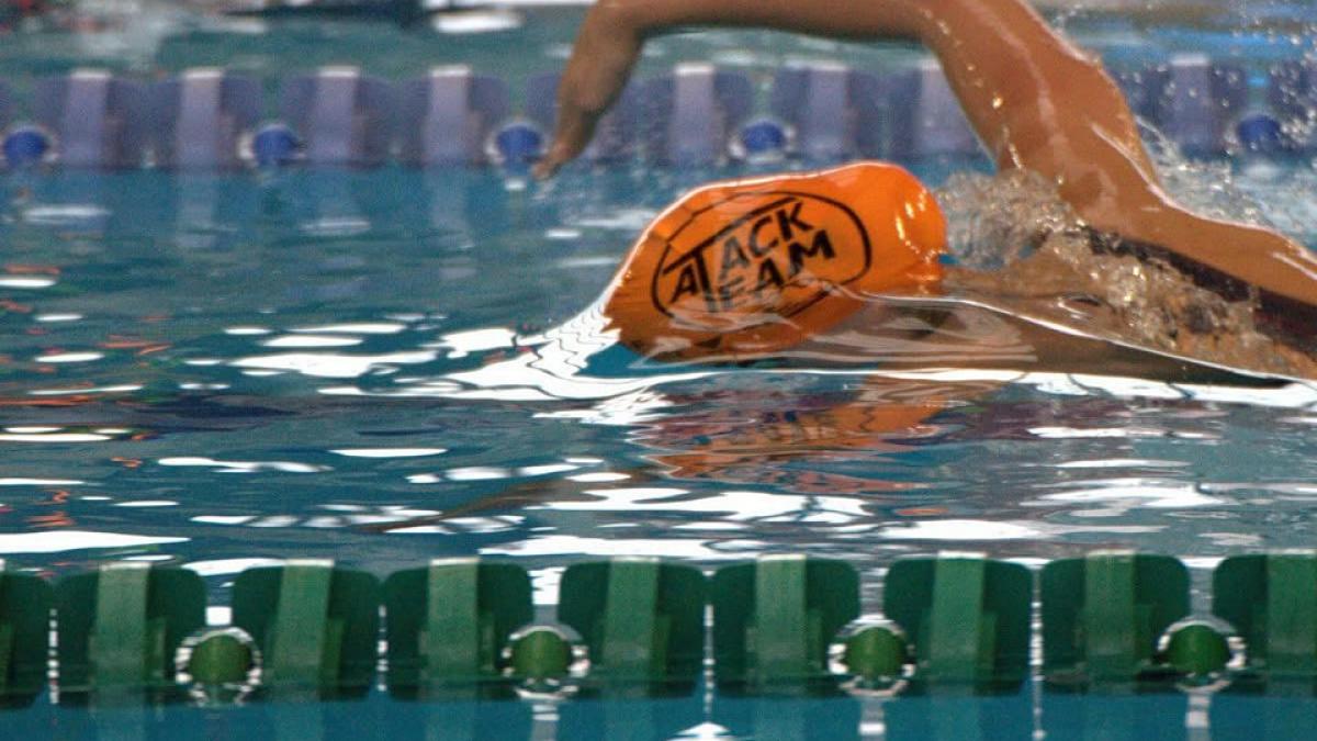 copil inotand in bazin