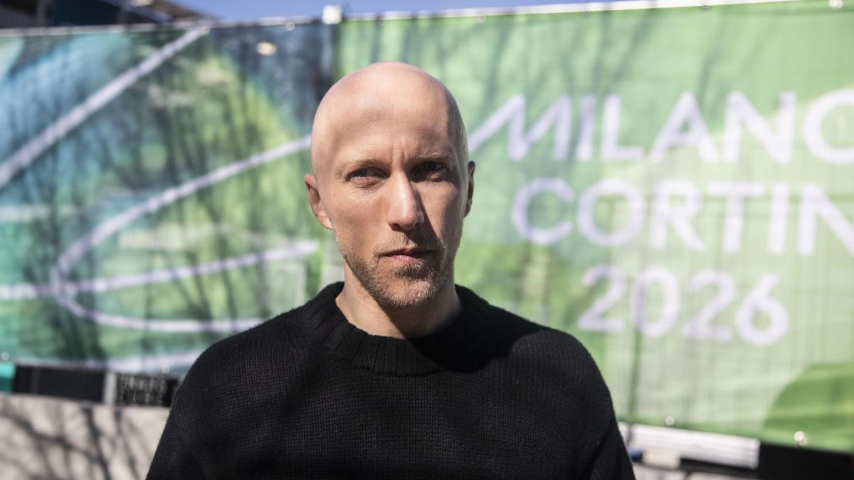 francezul viral de la jo 2026 antreneaza 16 sportivi din 13 tari si schimba geaca de fiecare data cand unul din ei intra in concurs