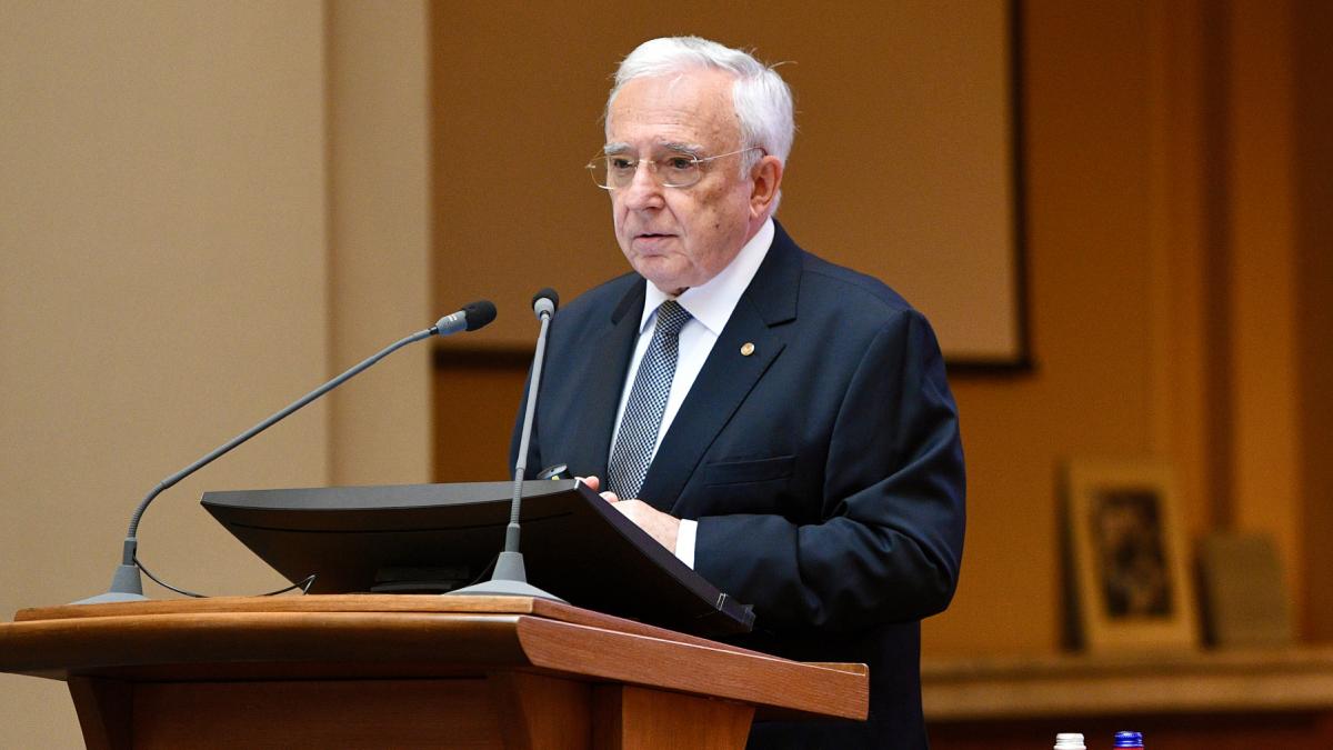 seful bnr spune ca exista pericolul crizei in industrii cheie mugur isarescu urmeaza doua luni grele pentru economie