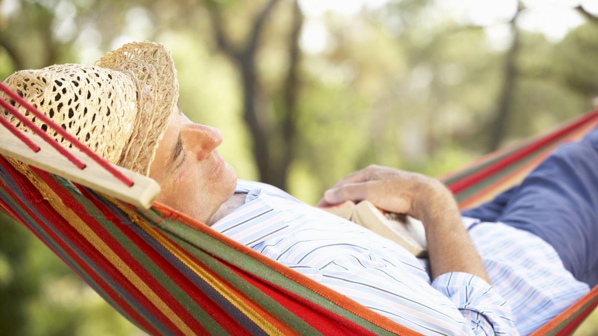 barbat in varsta cu palarie de paie, in hamac