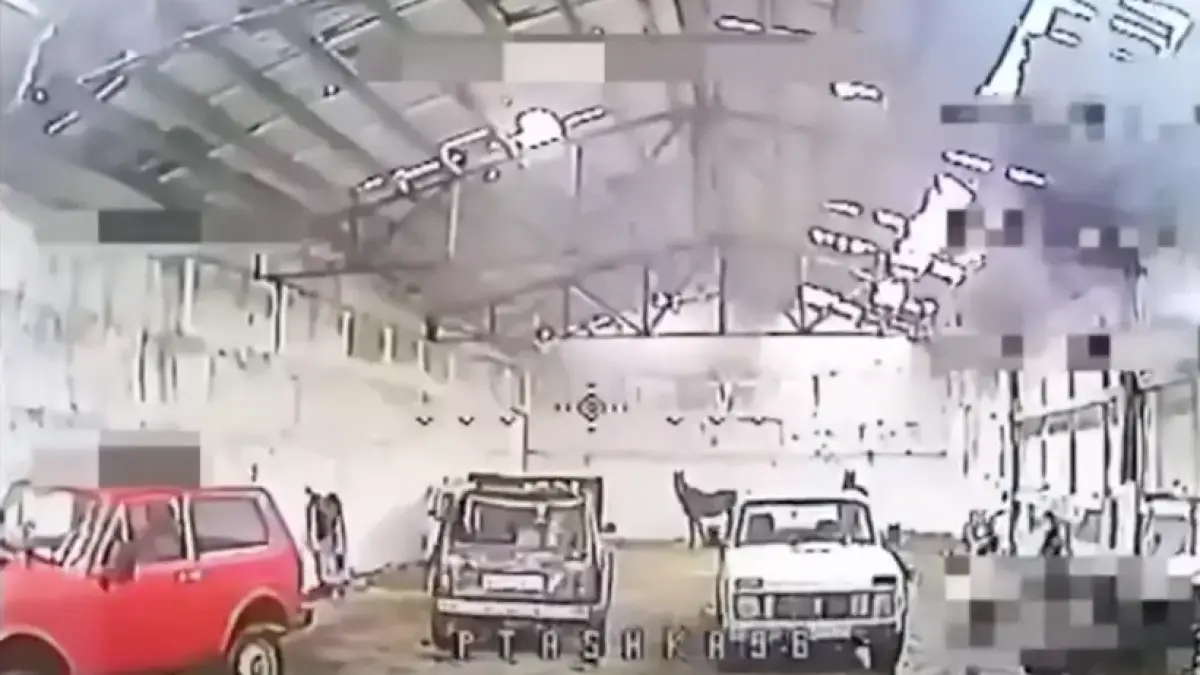 un pilot de drona ucrainean a descoperit un depozit rusesc ascuns plin cu cai si masini vechi nu ne asteptam sa vedem asta