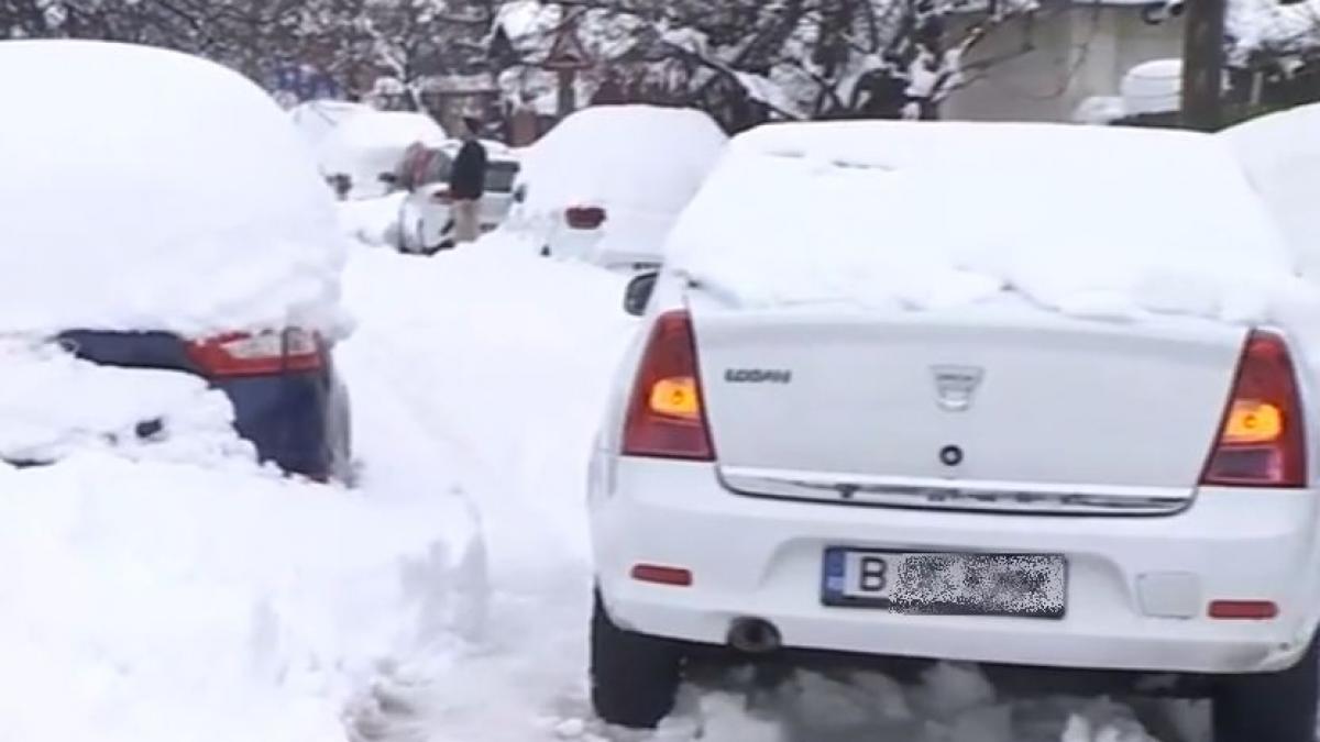 un sofer a ramas blocat in zapada de la 3 dimineata pe o strada din bucuresti a pus masina pe avarii a incuiat o si a plecat acasa