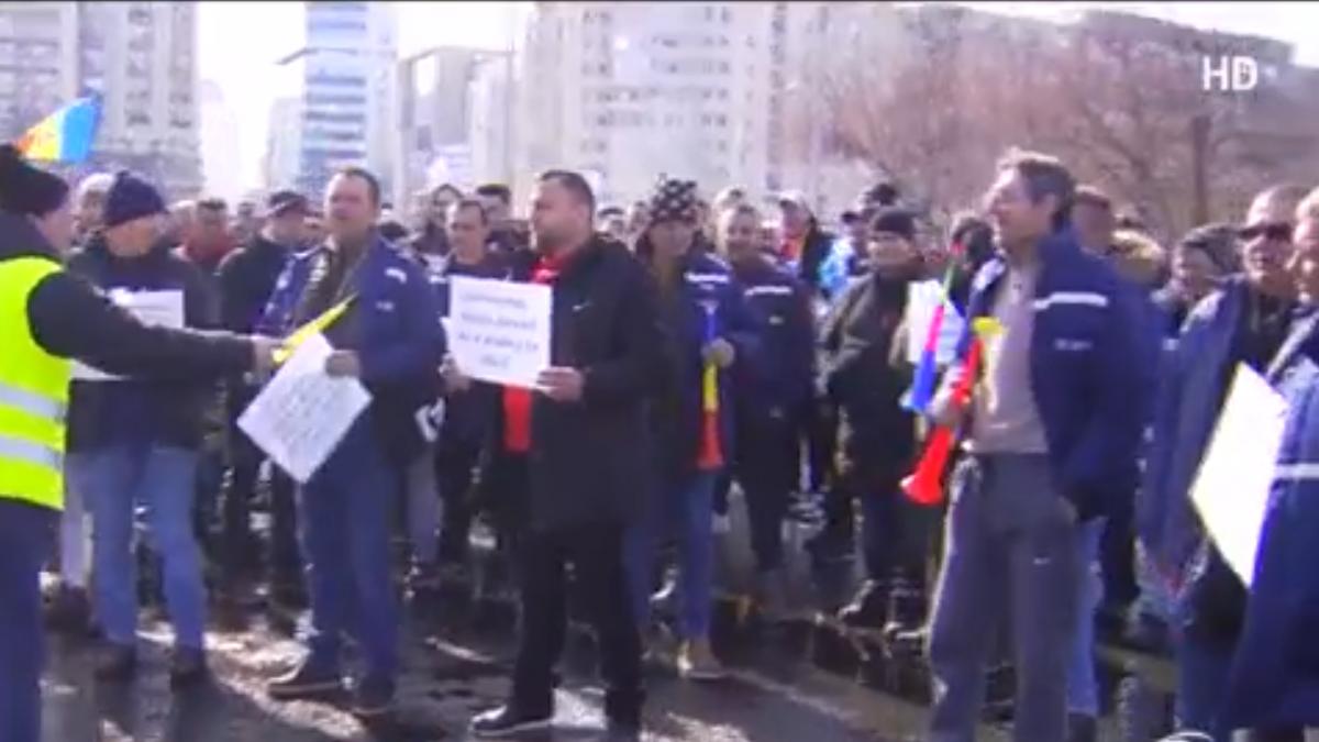 minerii vin la bucuresti si vor protesta patru ore in fata guvernului ei reclama probleme grave la complexul energetic oltenia